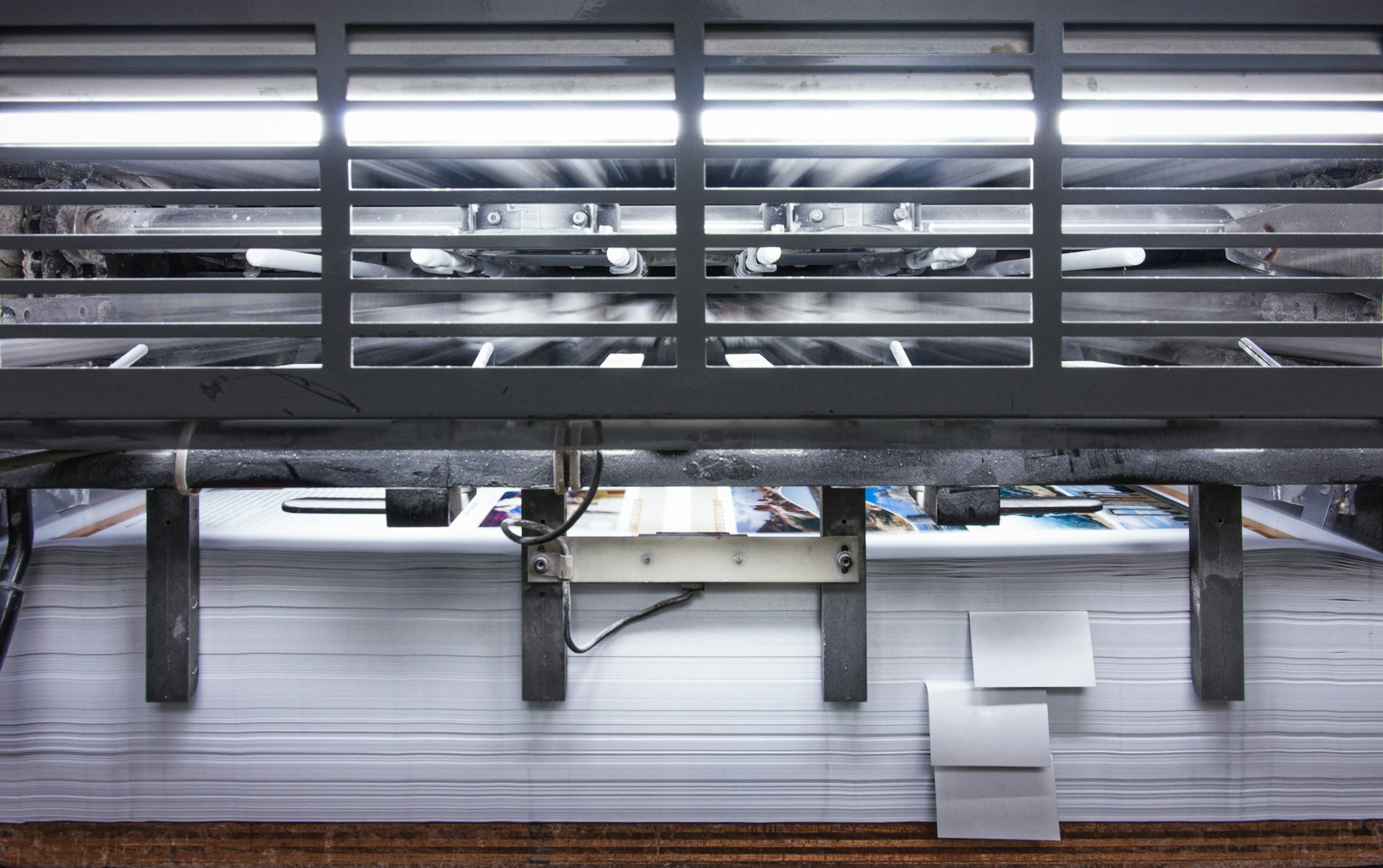 Sheets running through a computer-controlled press line