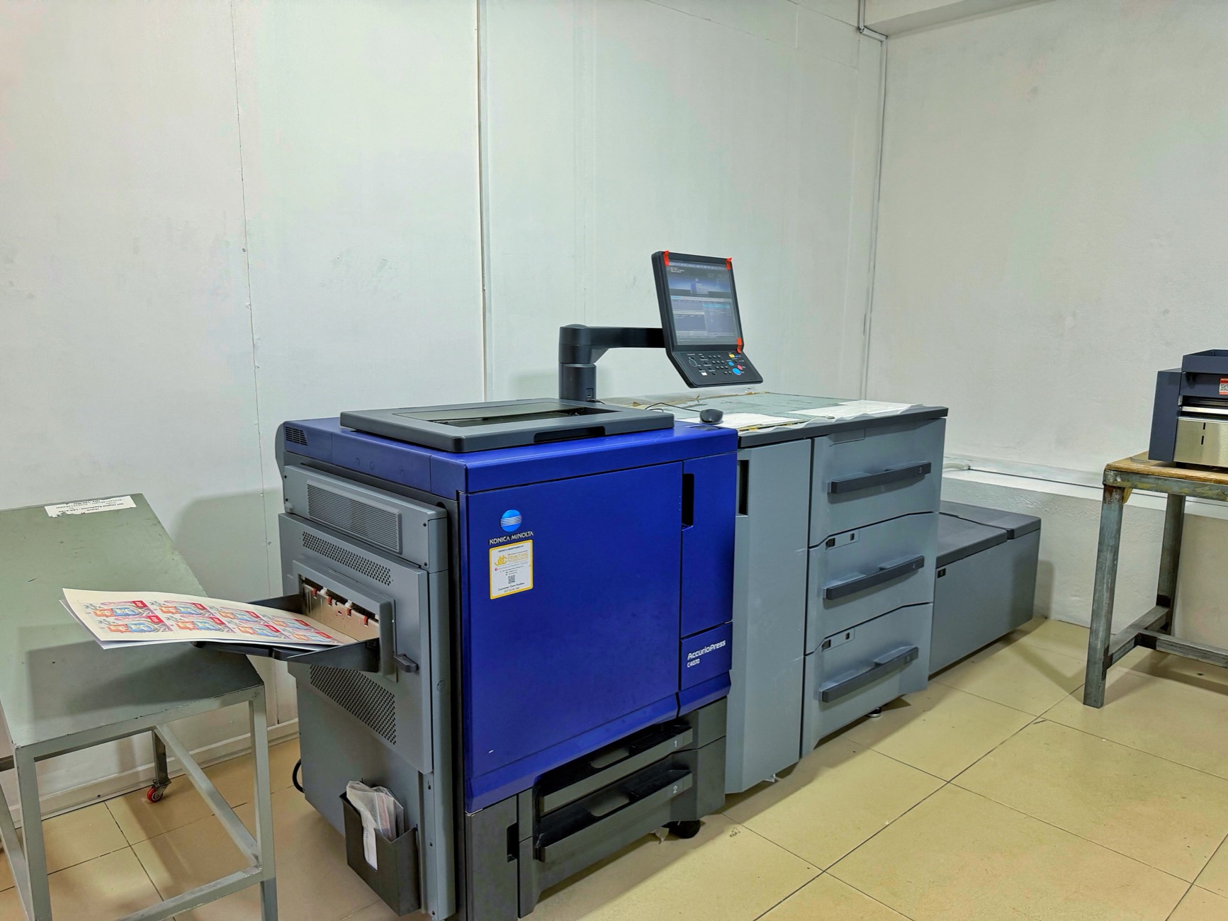 Digital production press with its touchscreen control station